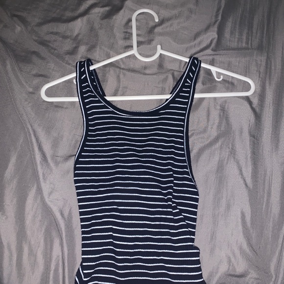 Size small hollister crop top. - Picture 3 of 4